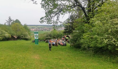 Artikelbild zu Artikel 1. Mai auf dem Hesselberg: Wanderung und Betrieb auf Schutzhütte